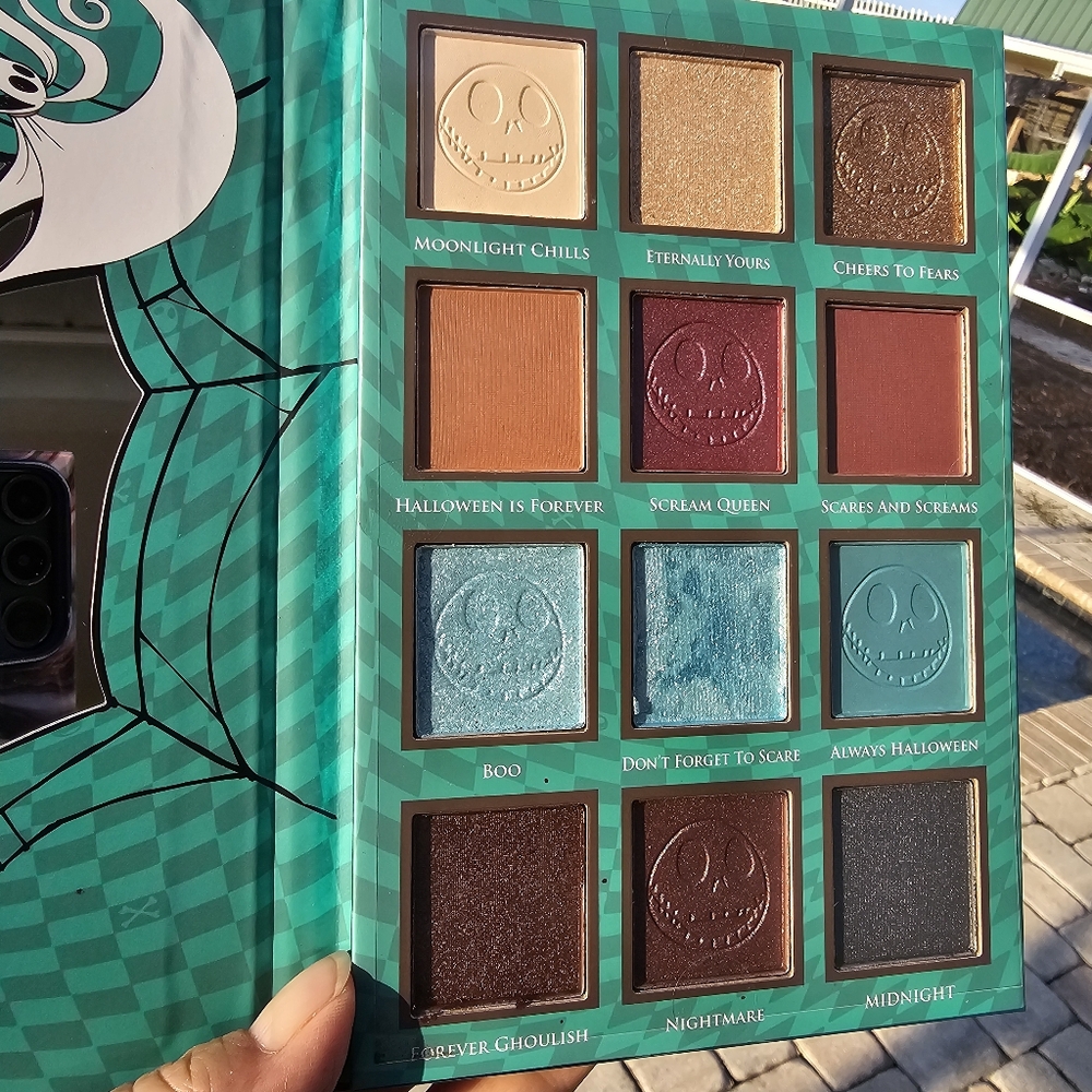 Disney Nightmare Before Christmas Eyeshadow Palette - 12 Shades - Picture 4 of 10